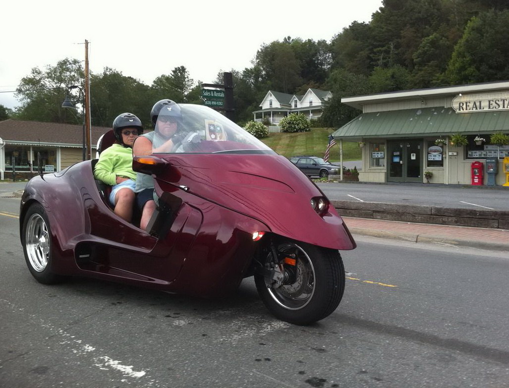 1027x783, 255 Kb / трцикл, женщина, шлем, мужчина, дорога