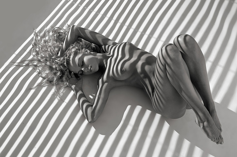 898x597, 189 Kb / тень, полосы, полоски, сиськи, ч/б