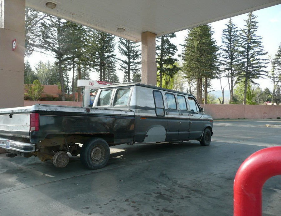 901x691, 252 Kb / авто, грузовик, удлиненный, заправка