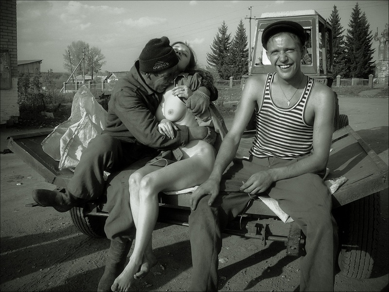 800x600, 180 Kb / деревня, адидас, трактор, прицеп, рэднеки, ч/б, колхозник, тельняшка