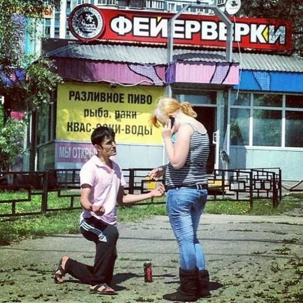 600x600, 75 Kb / парень, девушка, на коленях, телефон, сапоги, банка, пиво, магазин