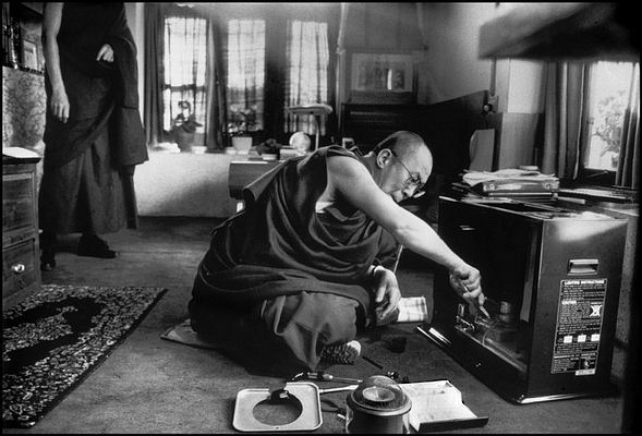 589x400, 73 Kb / далай лама, радио, индия, ч/б