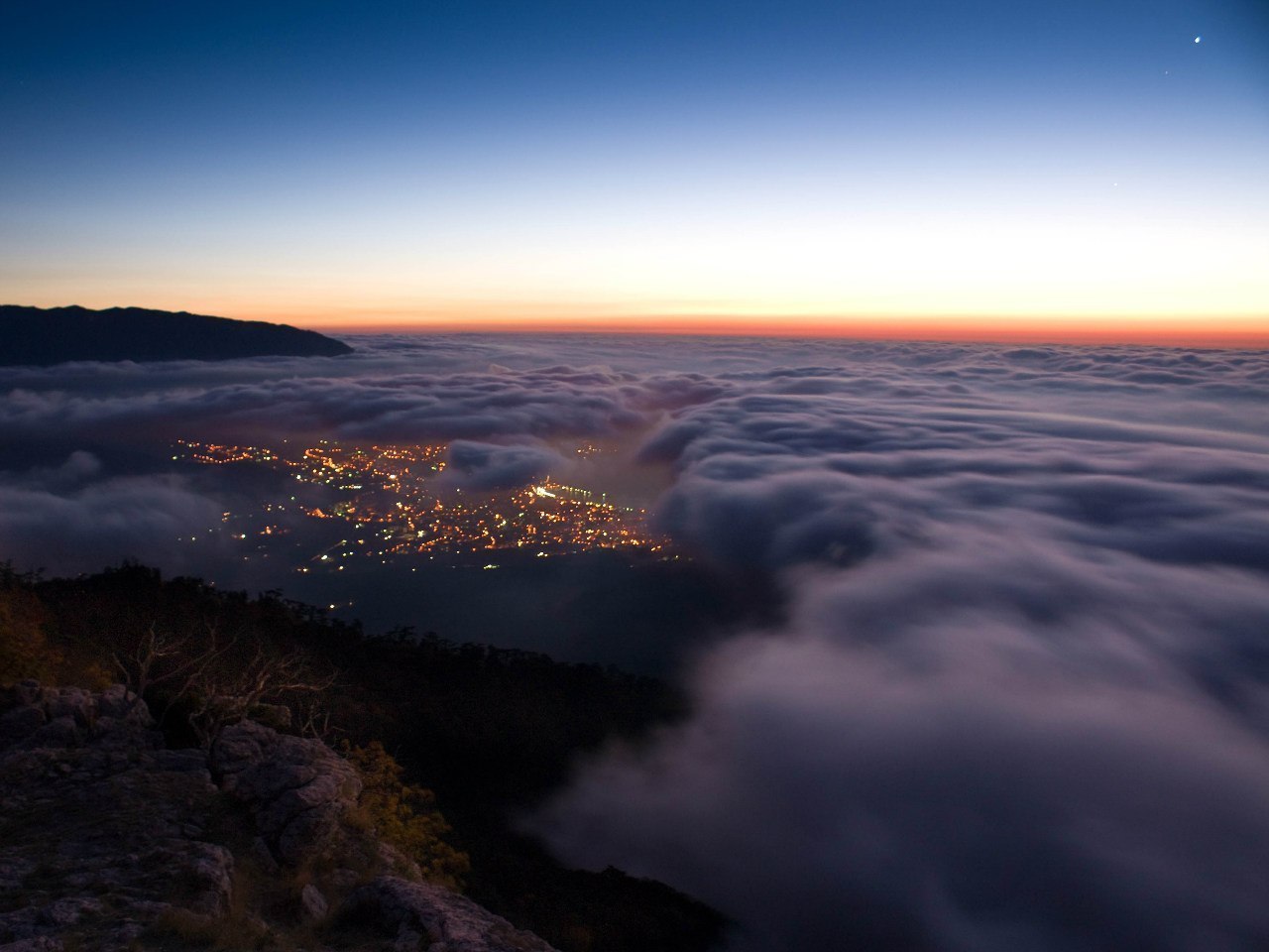 1280x960, 128 Kb / облака, город, огни, ялта