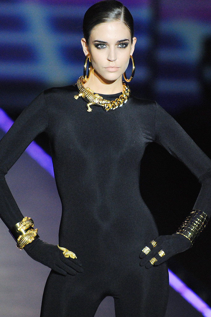 683x1024, 218 Kb / трико, золото, украшения, брюнетка, браслеты, кольца, серьги, ожерелье, колье