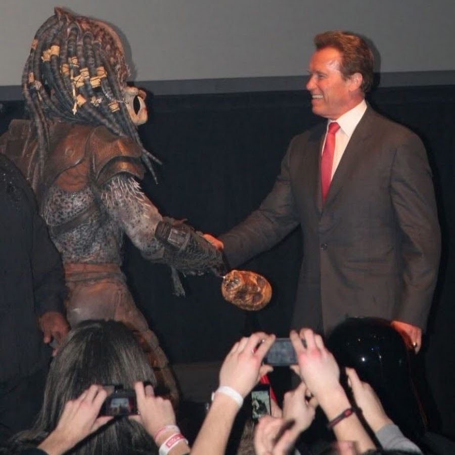 900x900, 87 Kb / Арнольд Шварценеггер, хищник, рукопожатие