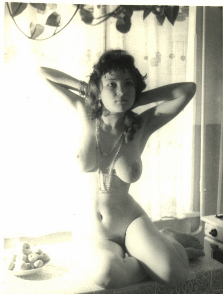 726x956, 245 Kb / брюнетка, кухня, стол, тарелка, яблоки, плита, окно, ожерелье, ч/б, ретро