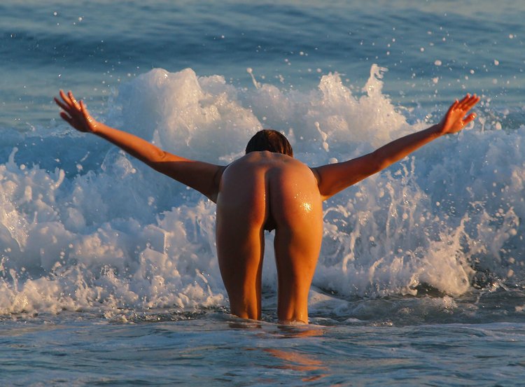 750x553, 91 Kb / попа, руки, море, волна