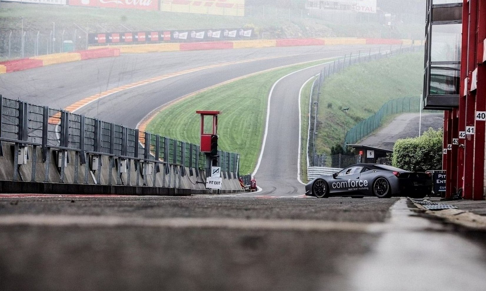 1652x990, 299 Kb / трасса, авто, феррари