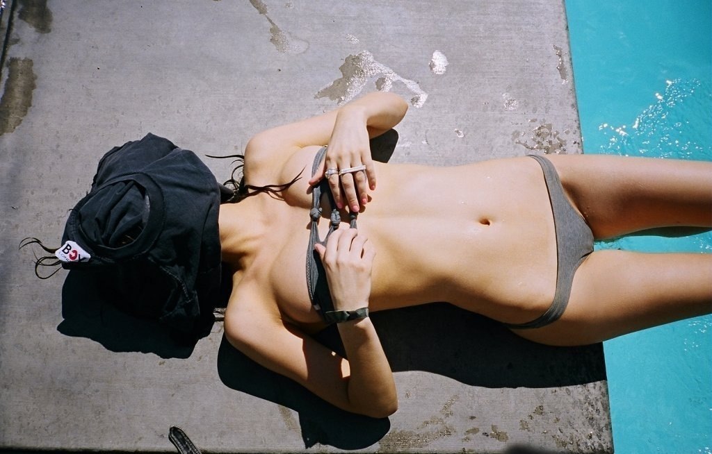 1024x654, 120 Kb / девушка, бассейн, купальник, футболка