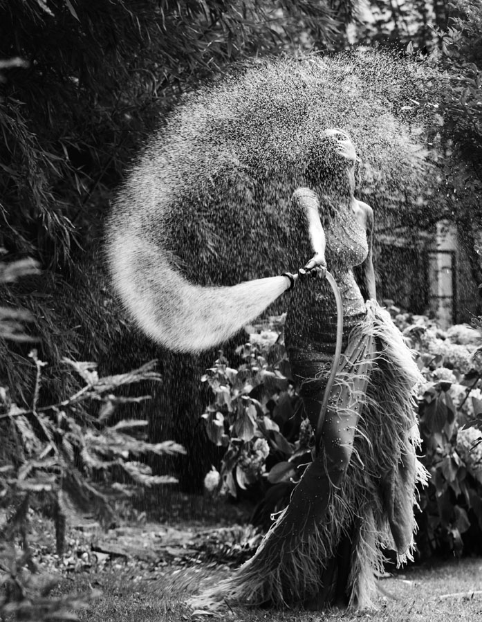 697x899, 269 Kb / девушка, платье, шланг, вода, ч/б