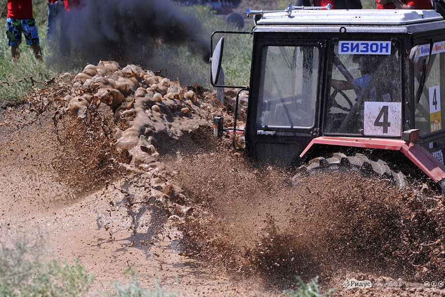 900x600, 269 Kb / трактор, болото, гонки, брызги