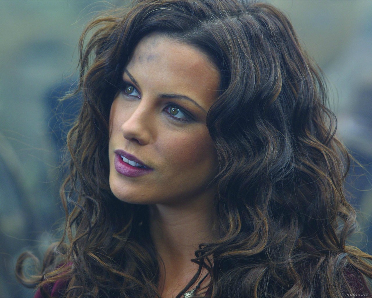 1280x1024, 262 Kb / волосы, кудри, зеленоглазая, портрет, грязная, лицо, взгляд