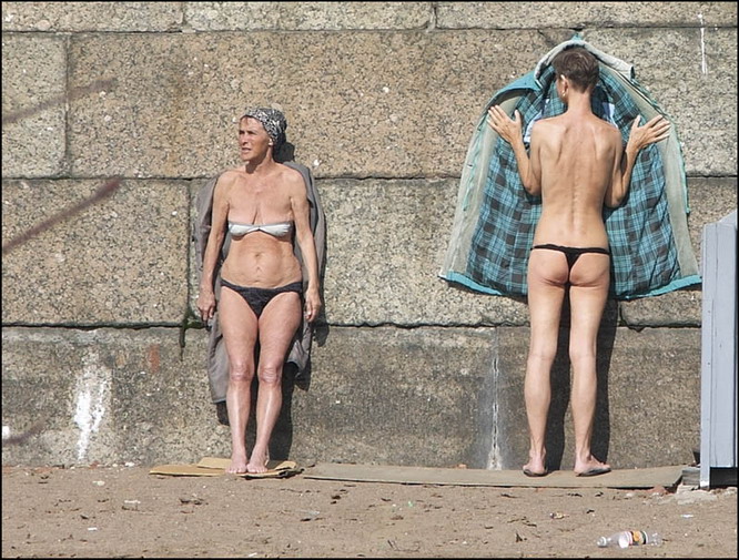 666x505, 182 Kb / Старуха, загар, пальто, стена