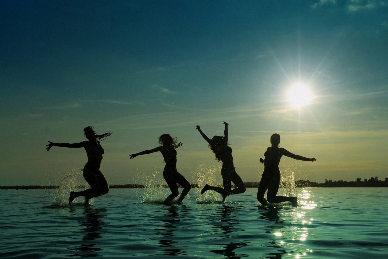 1482x992, 298 Kb / озеро, солнце, силуэты, девушки, брызги