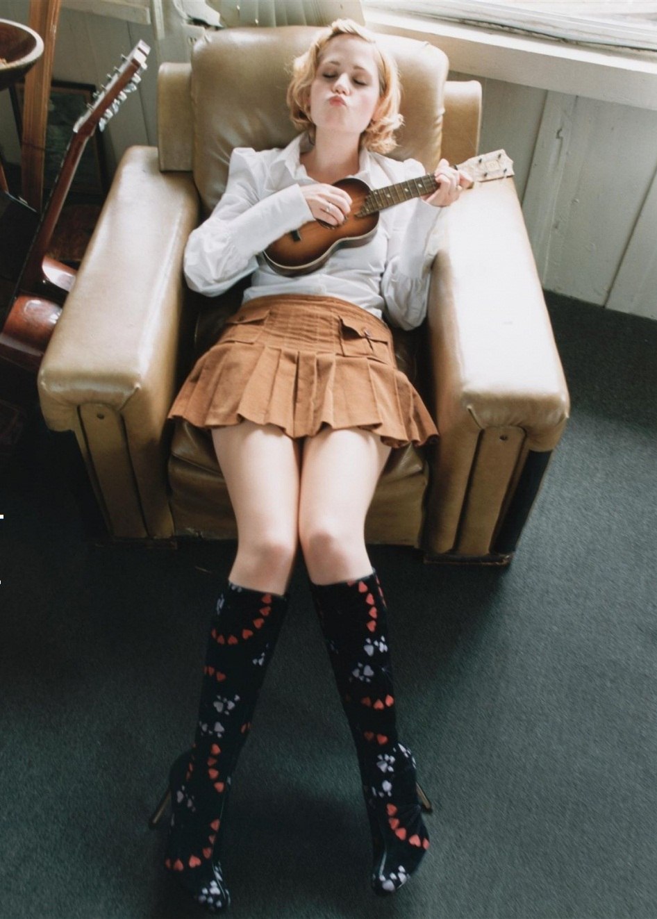 946x1323, 187 Kb / блондинка, кресло, игра, укулеле, гитара, сапоги
