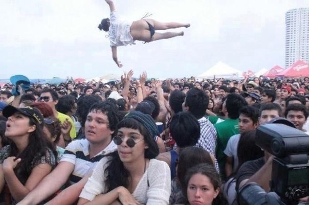 604x401, 52 Kb / концерт, люди, баба, жопа, трусы