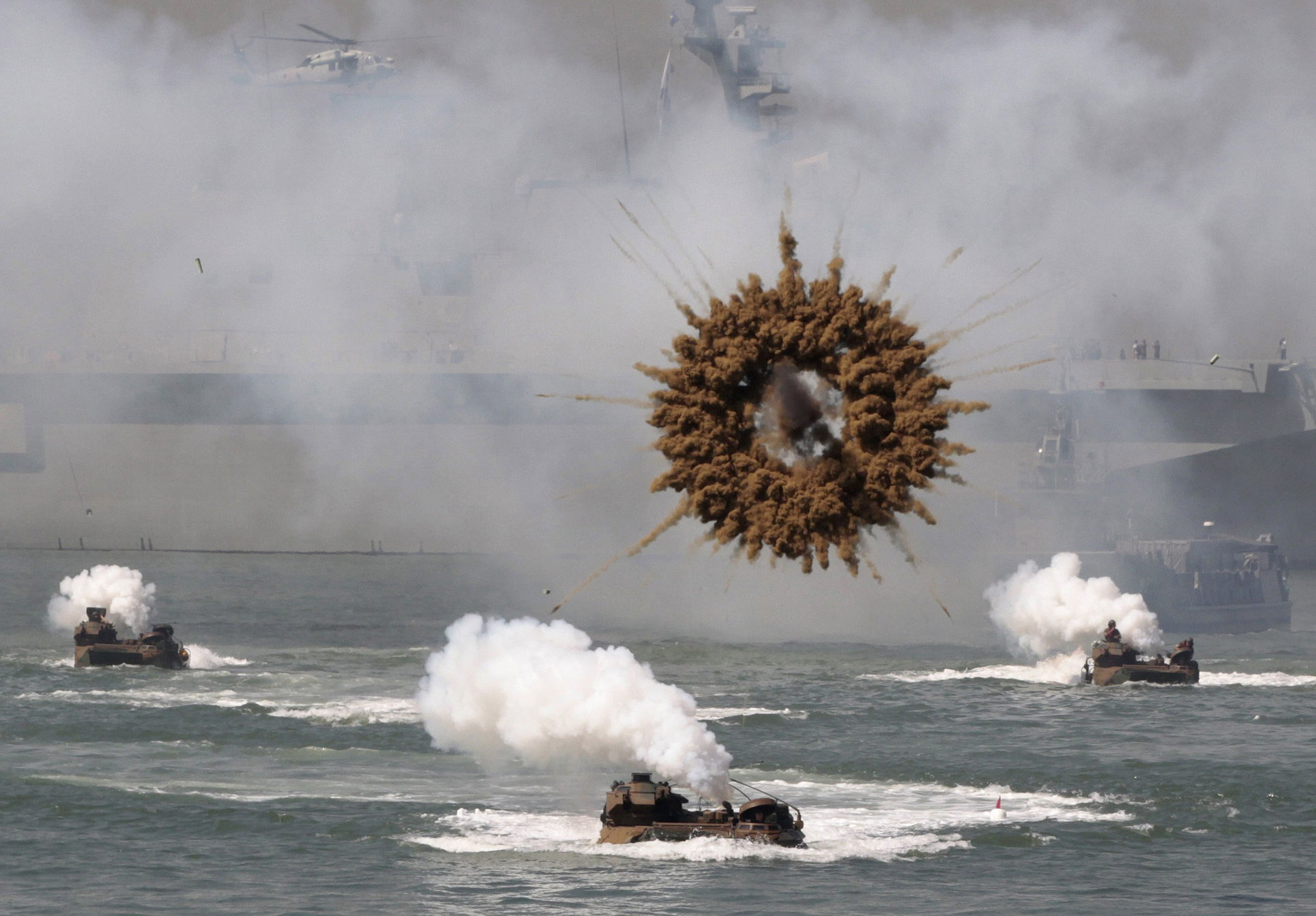 1929x1343, 290 Kb / учения, выстрел, дым, корабли, вмф
