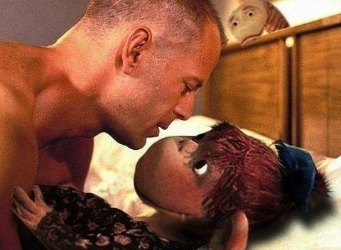 480x352, 30 Kb / Брюс Уиллис, Bruce Willis, любовь, мартышка, кровать, удав