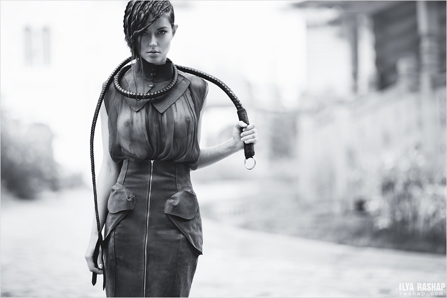 900x600, 89 Kb / девушка, грудь, коса, плетка, плеть, кнут, бич, ч/б