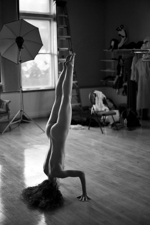 500x750, 71 Kb / ч/б, зонт, вверх тормашками