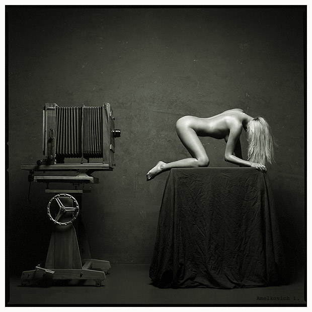 620x620, 82 Kb / фотоаппарат, ч/б, стол