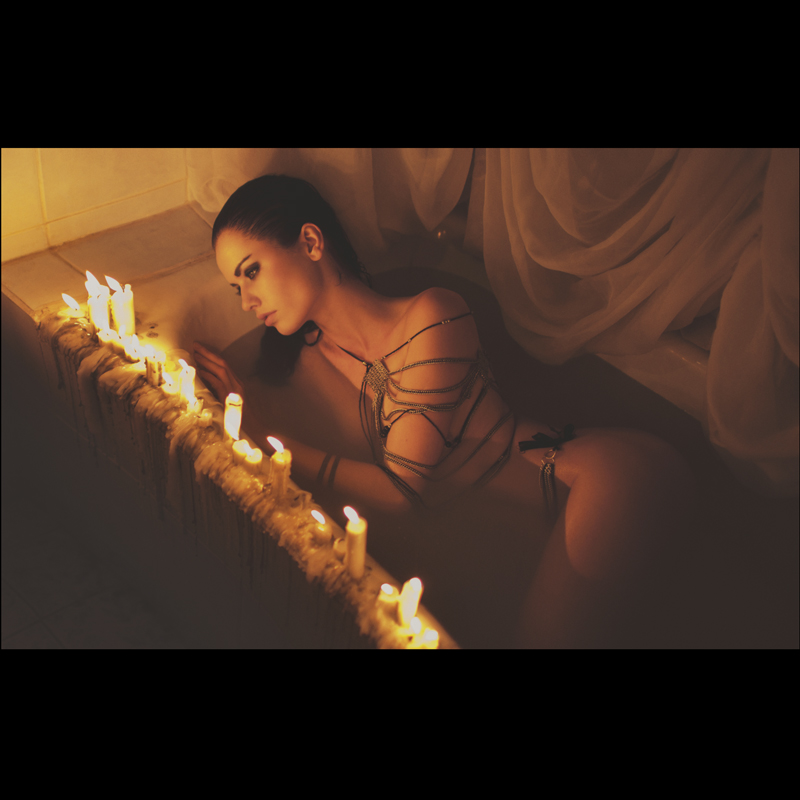 800x800, 248 Kb / девушка, брюнетка, ванна, свечи, огонь