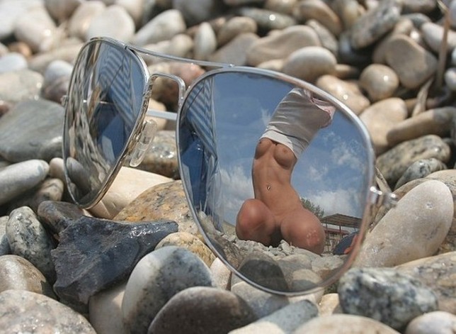 644x471, 90 Kb / очки, камни, грудь, голая