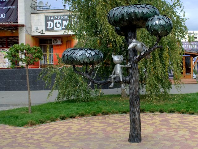 640x480, 138 Kb / кот, ворона, дерево, памятник, воронеж