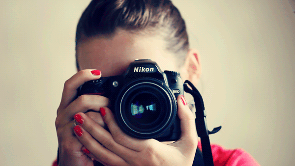 600x338, 141 Kb / брюнетка, фотоаппарат, затвор, gif