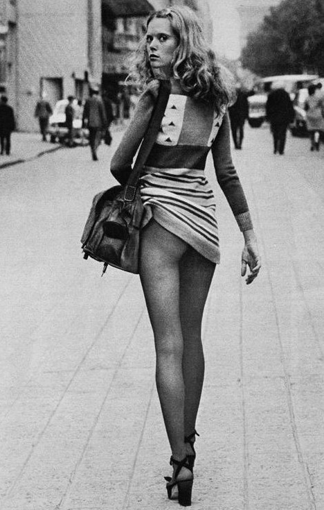 468x735, 101 Kb / Helmut Newton, ретро, улица, девушка, платье задралось, ч/б