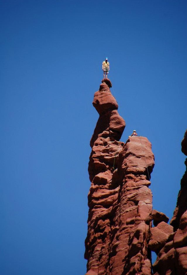 639x937, 114 Kb / скала, человек, альпинист,вершина, небо