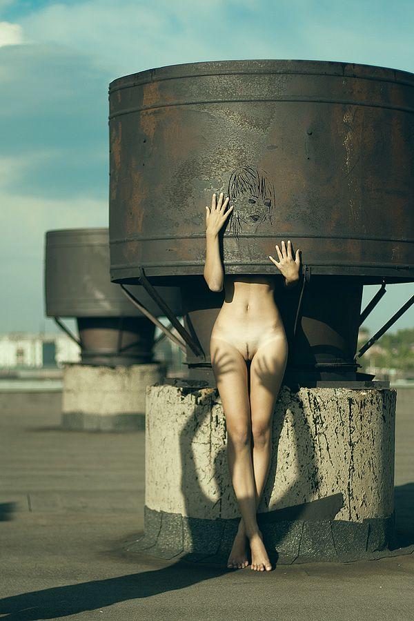 600x900, 83 Kb / руки, тень, рисунок, портрет, крыша, вентиляция