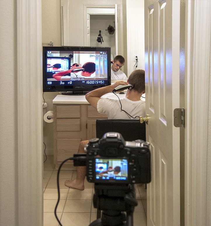 723x774, 182 Kb / стрижка, зеркало, фотоаппарат, камера, монитор