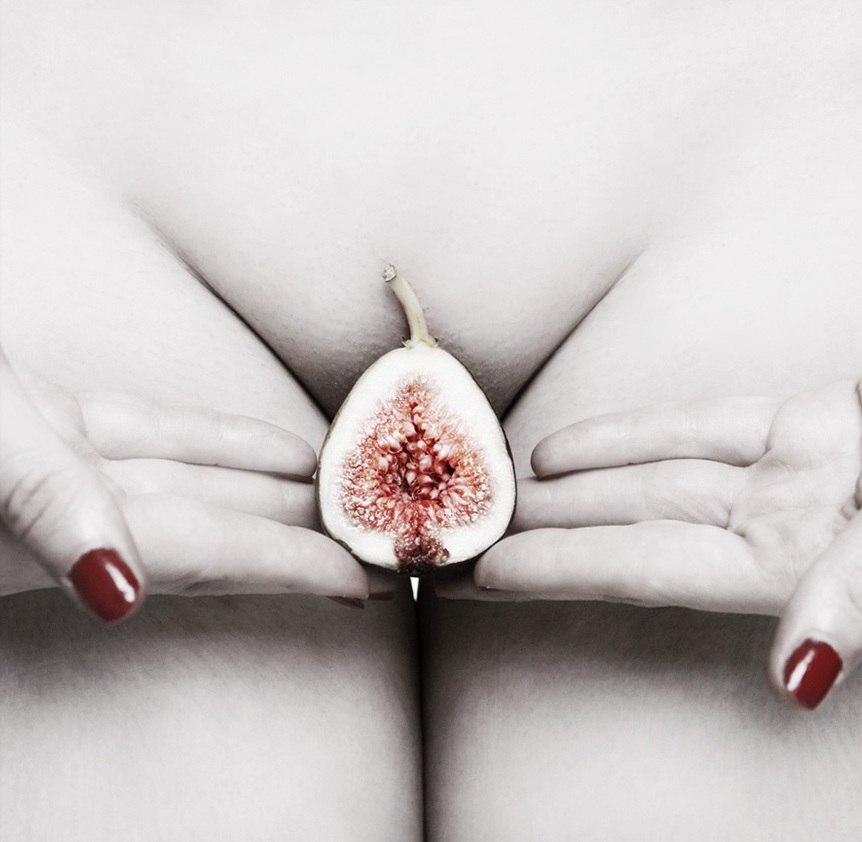 862x842, 77 Kb / лобок, фрукт, пальцы, маникюр