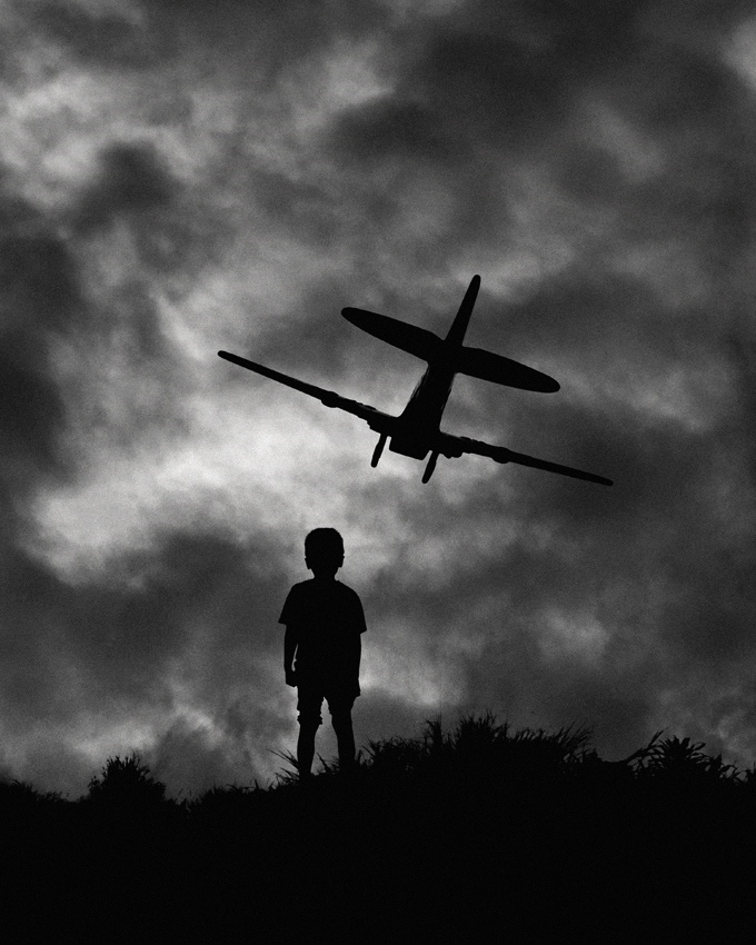 680x850, 205 Kb / фотограф, чб, мальчик, небо, самолет