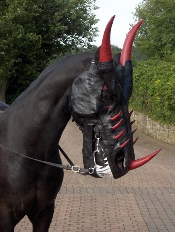 600x796, 121 Kb / лошадь, конь, маска, хэллоуин, рога, зубы