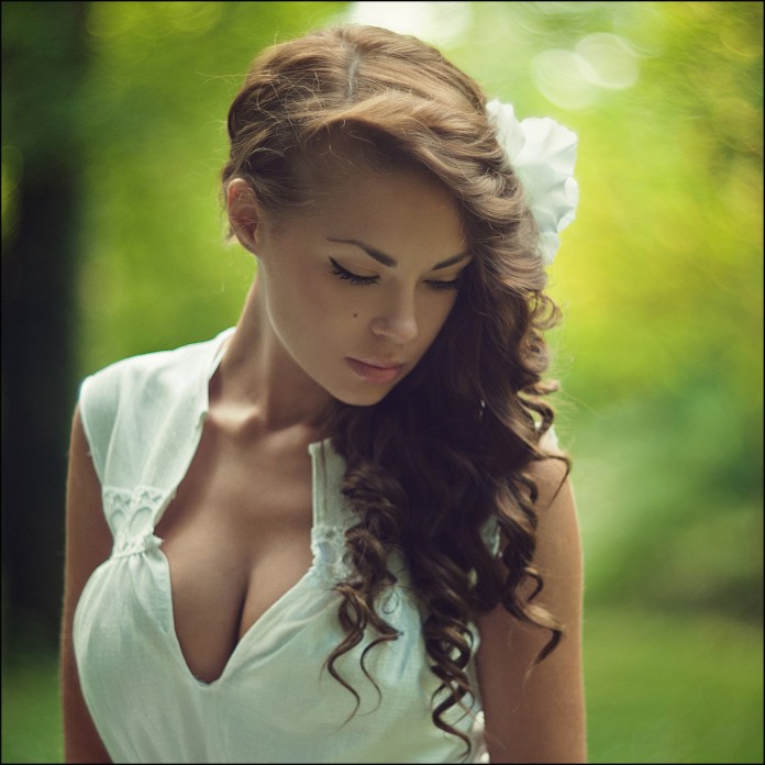 696x696, 83 Kb / родинка, бант, злата агапова, шатенка, белое платье, зелень, кудрявая