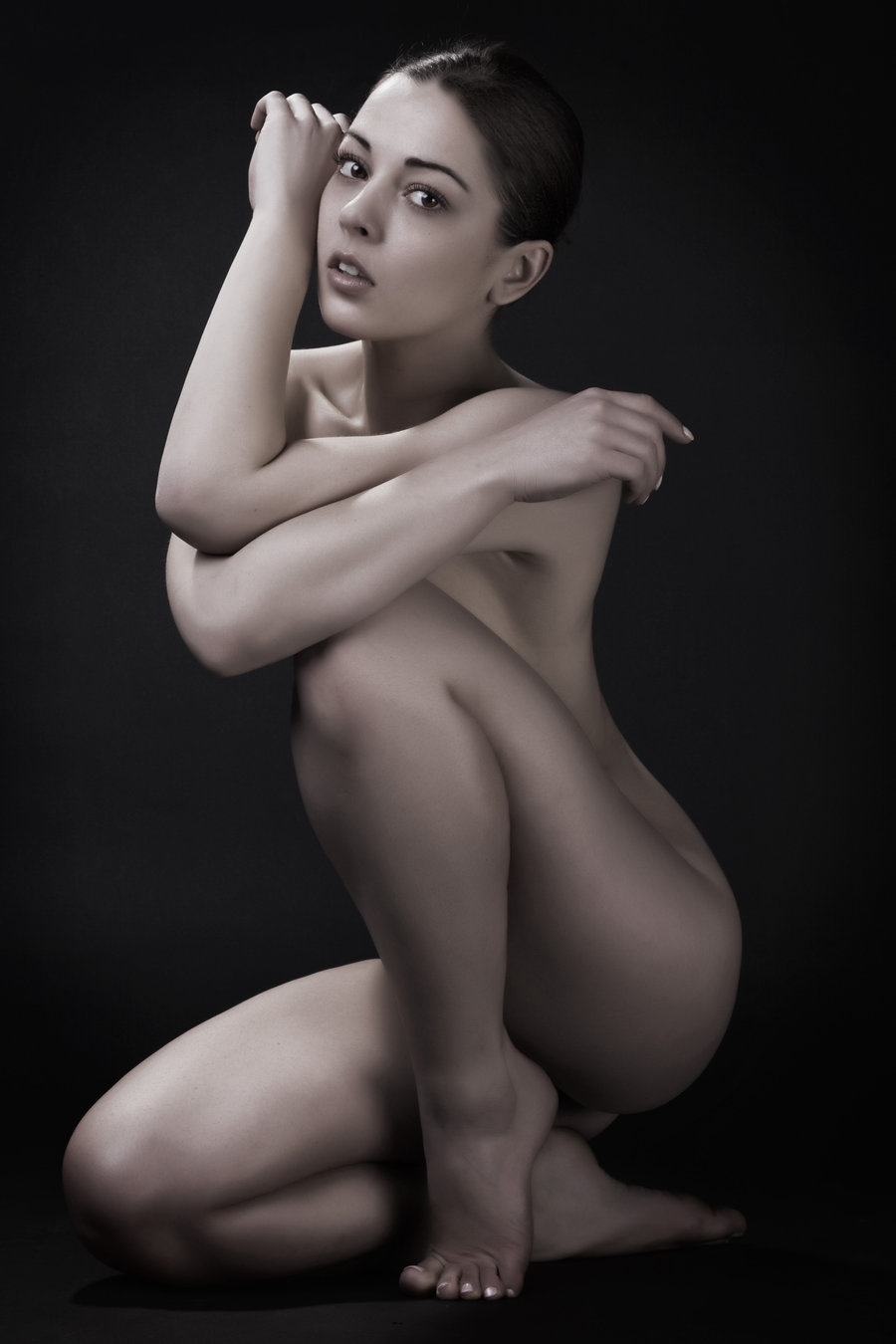 900x1350, 87 Kb / закрытая, брюнетка