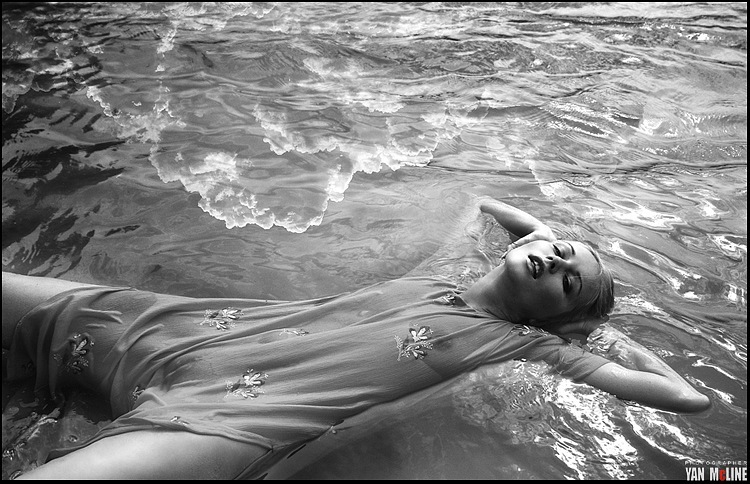 750x484, 152 Kb / блондинка, платье, вода