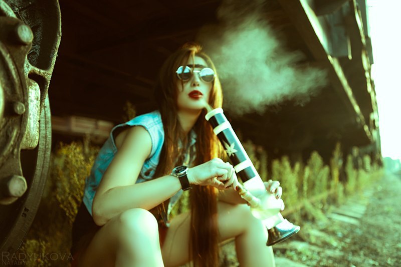 800x533, 70 Kb / девушка, рельсы, дым, вагон, часы, рыжая