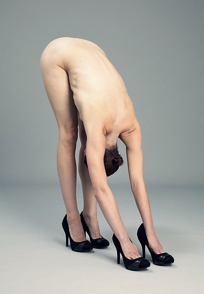 419x604, 38 Kb / брюнетка, туфли, каблуки