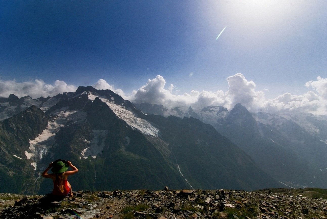 1293x865, 290 Kb / горы, облака, девушка, шляпа