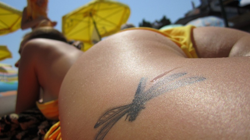 807x454, 82 Kb / попа, зонт, тату, стрекоза