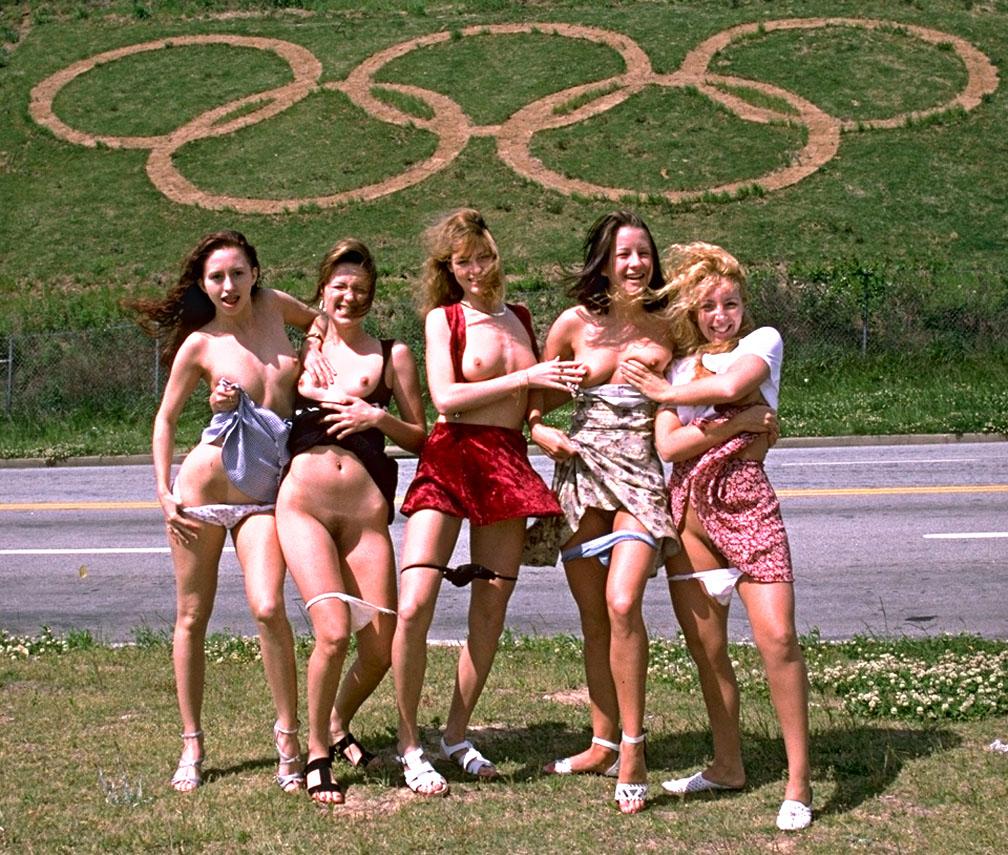 1008x855, 197 Kb / девушки, дорога, олимпийские, кольца