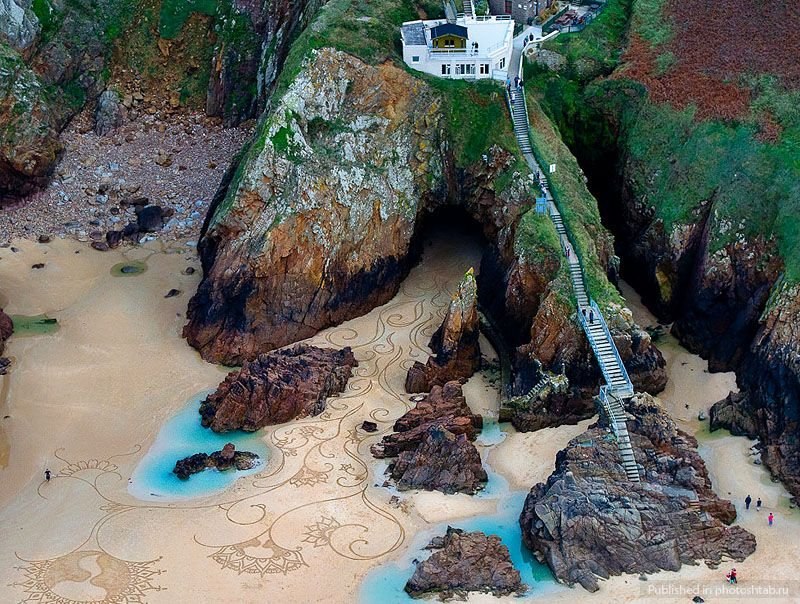 800x604, 179 Kb / песок, рисунок,пляж, лестница, узор, дом, скала