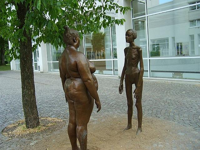 640x480, 80 Kb / улица, скульптуры, бабы