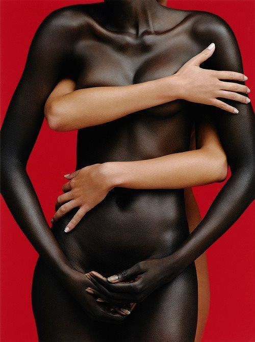 500x670, 54 Kb / негр, руки, красный, фон