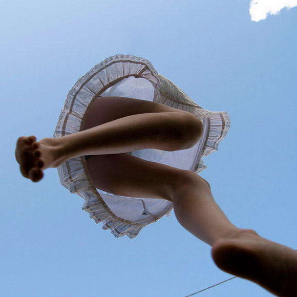 580x580, 48 Kb / ракурс, ноги, юбка, снизу, сарафан, платье, босиком