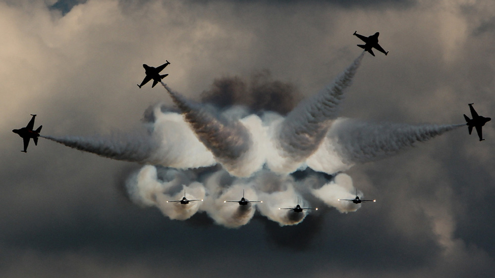 999x562, 112 Kb / самолет, выхлоп, облака