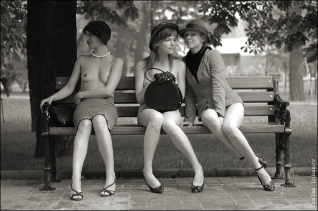 634x422, 299 Kb / девушки, скамейка, жара, ч/б